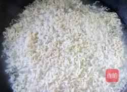 素炒方便面的做法图解4