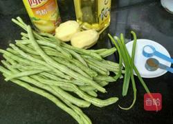 土豆炖豆角的做法图解1