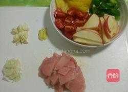 苹果菠萝炒肉片的做法图解2