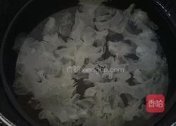 雪梨银耳羹的做法图解3