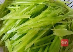 猪油渣炒莴苣丝的做法图解2