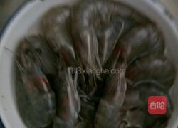 葱炒虾的做法图解1