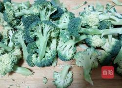 豉汁虾仁西蓝花的做法图解1
