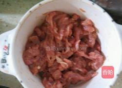 青红辣椒炒梅肉丝的做法图解1