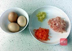 胡萝卜肉馅的鸡蛋卷的做法图解1