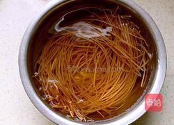 蘑菇炒粉条的做法图解2