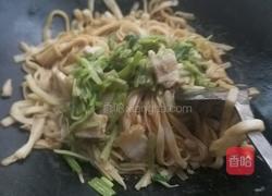 芹菜葱花瘦肉炒河粉的做法图解3