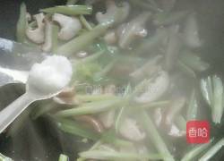 香菇炒芹菜的做法图解6