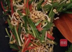 韭菜炒绿豆芽的做法图解3