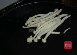 鸡蛋炒海鲜菇的做法图解1