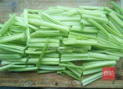 芹菜炒豆干的做法图解3