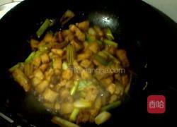 五花肉炖双豆（土豆豆角）的做法图解6