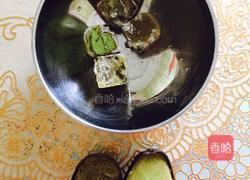 牛油果皮的香菇虾仁饺子的做法图解1