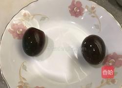 青椒炒鸡蛋配松花蛋的做法图解1