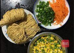 素炒虾子面的做法图解1
