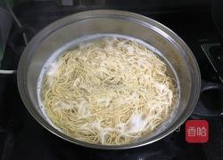 素炒虾子面的做法图解2