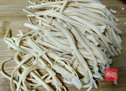 酸辣白菜豆皮丝的做法图解2