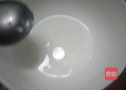 六寸中空蛋白蛋糕的做法图解2