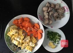 胡萝卜玉米排骨汤的做法图解2