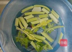 虾皮醋拌芹菜的做法图解1