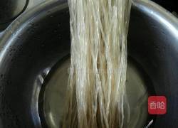 酸菜炖细粉的做法图解2