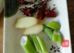 酸菜炖细粉的做法图解3