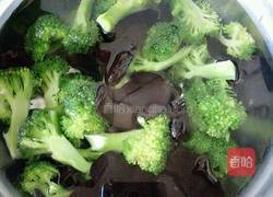 西兰花拌黑白耳的做法图解4