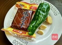青椒炒鸡蛋干的做法图解1