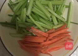 芹菜炒香干 肉肉版的做法图解1