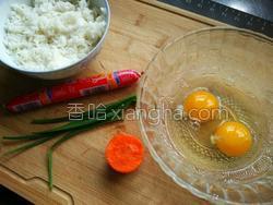 火腿肠蛋炒饭的做法图解1