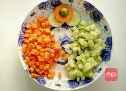 胡萝卜青瓜鸡蛋炒饭的做法图解1