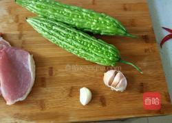 家常苦瓜炒肉的做法图解1
