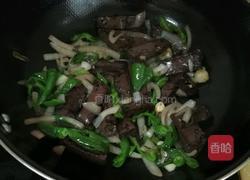 青椒洋葱红豆腐的做法图解3