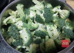 腊肉西蓝花的做法图解1