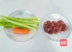 牛肉炒芹菜的做法图解1