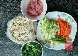  瘦肉炒面的做法图解2