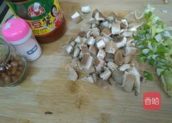 平菇酱汁疙瘩汤的做法图解2