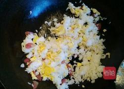腊肠黄金炒饭的做法图解5