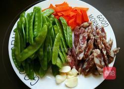 荷兰豆炒腊肠的做法图解1