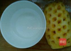 鲜榨菠萝汁的做法图解1