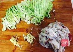 小鱿鱼炒卷心菜的做法图解1