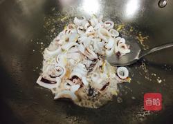 小鱿鱼炒卷心菜的做法图解3