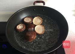香菇炒油麦菜的做法图解1