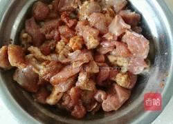 炒烤Q猪肉的做法图解1