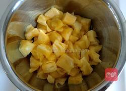 鲜榨菠萝汁的做法图解2