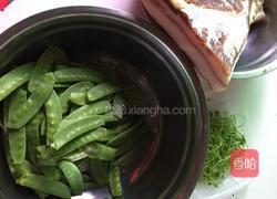 荷兰豆炒腊肉的做法图解1