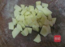 土豆闷红烧肉的做法图解1