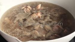 胡萝卜玉米排骨汤的做法图解8