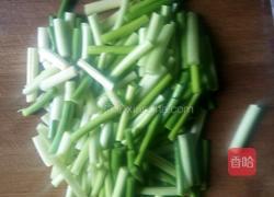 蒜苔炒腊肉的做法图解1