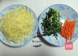 土豆丝炒韭菜的做法图解1